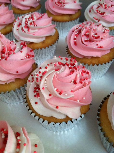 Valentine pink and white swirl cupcakes Valentines Cupcakes Decoration Easy, Valentine's Day Cupcakes Ideas, Cupcake Valentines Day, Pink White Cupcakes, Valentines Day Cupcake, Valentines Cupcake, Red And Pink Cupcakes, Valentines Baby Shower Cupcakes, Cupcakes Valentines Day