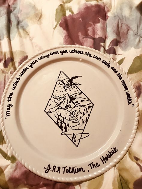 Lord Of The Rings Pottery, Lord Of The Rings Ceramics, Oil Based Markers, Sun Sails, Ceramics Ideas Pottery, Pottery Painting, Ceramic Plates, Lord Of The Rings, Ceramic Painting