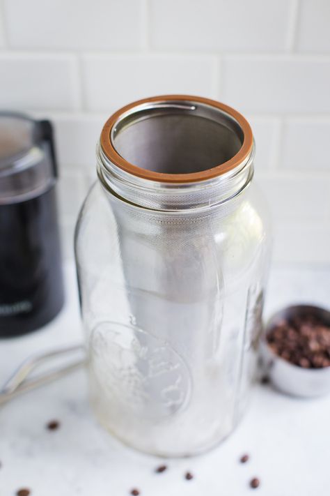 How to make ridiculously easy Cold Brew Coffee using this $12 filter that fits right into a mason jar! Cold Brew Ratio, Cold Brew Coffee Ratio, Coffee Maker Recipes, Diy Cold Brew Coffee, Brew Coffee Recipe, Homemade Cold Brew Coffee, Coffee Mason Jar, Best Cold Brew Coffee, Make Cold Brew