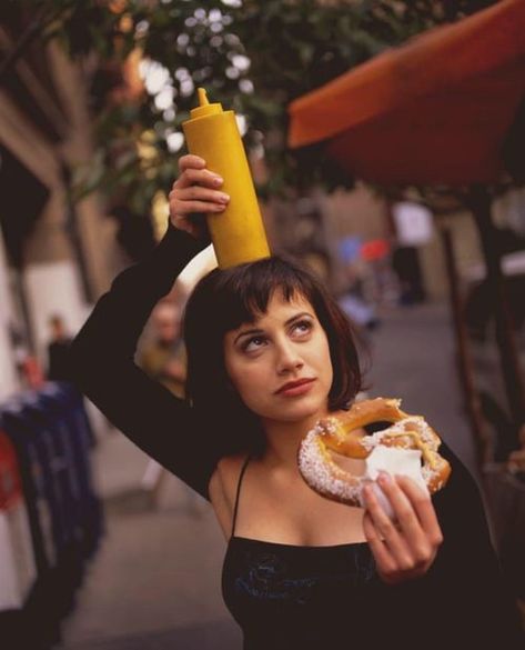 Brittany Murphy eating a pretzel, 1990s Brittany Murphy, Look Retro, Baby Boomer, Grunge Hair, Clueless, Woman Crush, Belleza Natural, Mode Inspiration, Girl Crush