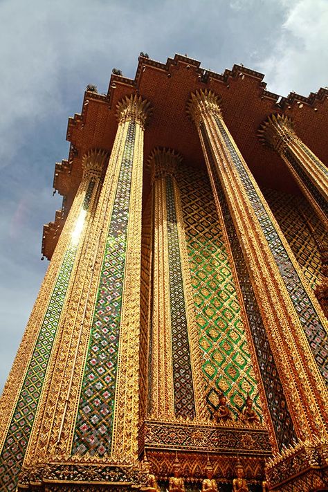 Tile Giant, Wat Phra Kaew, Thai Temple, Thailand Photos, Bangkok Hotel, Bangkok Travel, Temple Architecture, Religious Architecture, Glazed Tiles