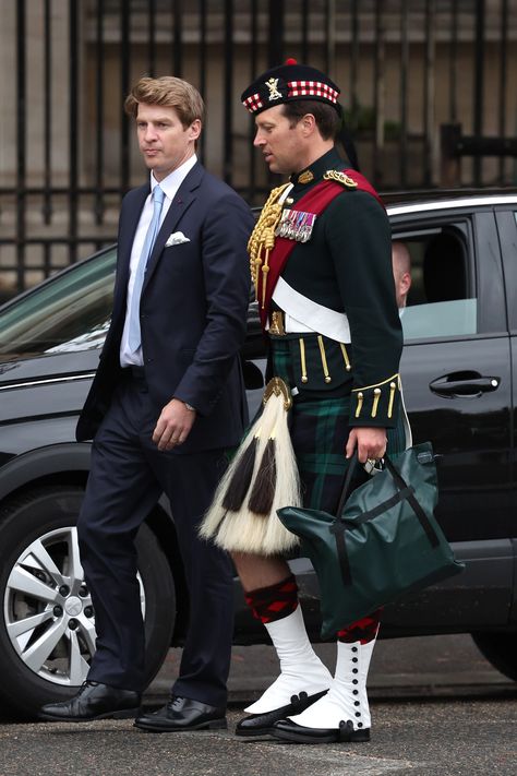 Lieutenant Colonel Johnny Thompson, who secured the third spot in Tatler’s Social Power Index earlier this year, has caused an unwitting coup d’etat sending many French hearts aflutter on the royal state visit Jonathan Thompson, Johnny Thompson, Black Kilt, Body Guard, James Fraser Outlander, Men In Kilts, British Boys, Queen Of England, Influential People