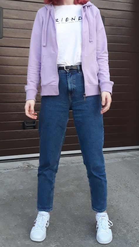 Friends Tshirt Outfit, Jeans And Tshirt Outfits Casual Classy, How To Style Purple Hoodie, Jeans With Hoodie Outfit, Mom Jeans And Tshirt, Dark Blue Mom Jeans Outfit, Purple Zip Up Hoodie Outfit, Purple Shirt Outfit Women, Purple Tshirt Outfits