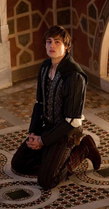 Douglas Booth Romeo, Romeo Costume, Romeo And Juliet Costumes, Romeo Montague, Shakespeare In Love, Douglas Booth, Sisters Book, Romeo Y Julieta, Royal Aesthetic