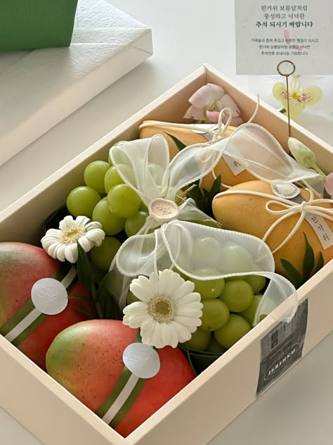 Fruit Parcel Gift Basket Ideas, Fruit Gift Box Ideas, Fruit Box Ideas Gift, Fruit Parcel, Fruit Basket Ideas Gift, Fruit Basket Diy Gift, Fruit Flower Basket, Fruit Bouquet Ideas, Fruit Hampers