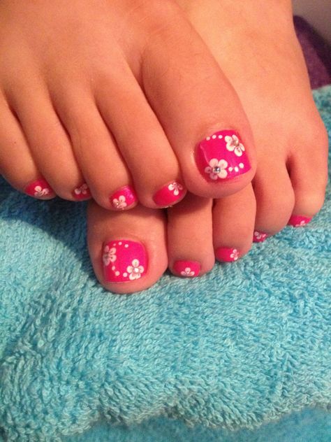 Cute Toenail Designs Easy Flower Nail Art, Summertime Pedicure, Flower Pedicure Designs, Cute Toenail Designs, Nail Designs Hot Pink, Best Toe Nail Color, Halloween Toe Nails, Summertime Nails, Flower Toe Nails