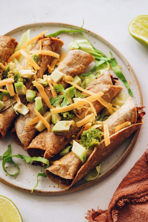 Jackfruit Taquitos, Taquitos Vegan, How To Make Taquitos, Vegan Taquitos, Chipotle Tofu, Vegan Jackfruit, Pickled Cauliflower, Canned Jackfruit, Vegan Chorizo