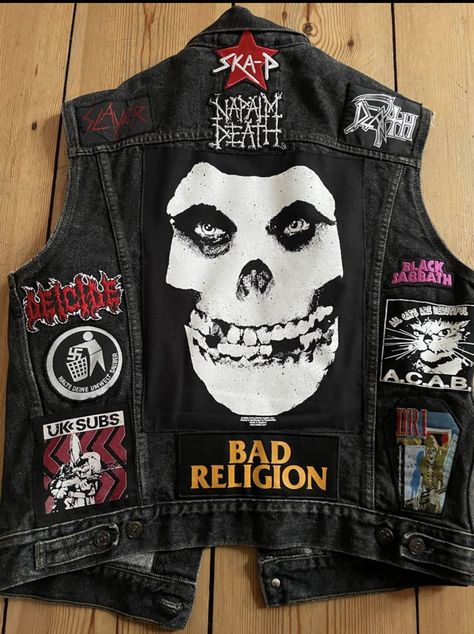 Personalized battle vest @battlevesty #levis #battlevest #metalhead #misfits #badreligion Metal Fashion Rock, Battle Vest Punk, Battle Vest Outfit, Metalhead Jacket, Misfits Jacket, Battle Vest Ideas, Vest Women Outfit, Metal Outfits, Diy Swag