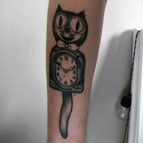 Kit cat clock tattoo black and grey traditional Cowboy Kitty Tattoo, Cat Clock Tattoo, 60s Tattoo, Kit Cat Clock Tattoo, Thigh Tats, Yeah Nah, Umbrella Tattoo, Sick Tattoos, Thigh Tat