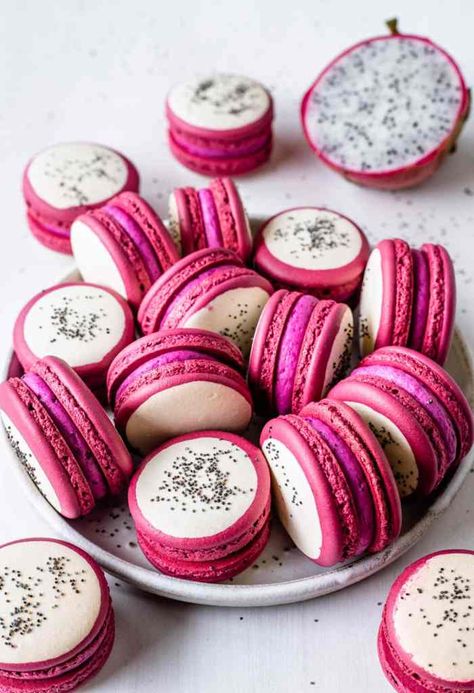 Fruit Macarons, Dragonfruit Recipes, Macaron Template, Fruit Cupcakes, Buah Naga, Macaroon Cookies, Macaron Flavors, How To Make Macarons, 귀여운 음식 그림