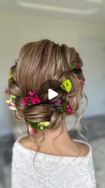 Flower Girl Hair Tutorial, Braided Crown Hairstyles Tutorial, Hair Updo With Flowers, Hairstyle With Flower Crown, Flower Crown Braid, Flower Crown Updo, Flower Bun Hairstyle, Braid With Flowers, Hair Braid Crown Tutorial