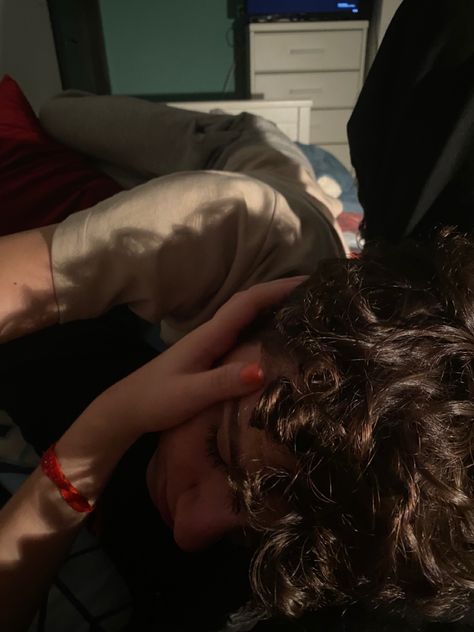 Stroking Hair Couple, Hand On Boyfriends Chest, Morning In Bed Couple, Sleep Over With Boyfriend Pictures, Pictures With Ur Bf, Grumpy Boyfriend Aesthetic, Curly Hair Bf And Straight Hair Gf, Curly Hair Boyfriend Aesthetic, Possesive Bf Aesthetic