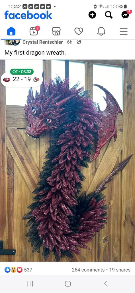 Dragon Wreath, Diy Wreath Bow, Crochet Dragon Pattern, Halloween Deco Mesh, Homemade Wreaths, Wreath Project, Dragon Crafts, Deco Wreaths, Door Wreaths Diy