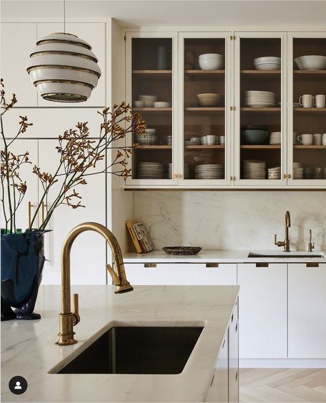 35 Gorgeous Gold Kitchen Faucet Fixtures The Are In Trend Brushed Gold Faucet Kitchen, Kitchen Sink With Gold Faucet, Gold Faucet Kitchen, Kitchen Faucet Ideas, Gold Kitchen Faucet, Two Tone Kitchen Cabinets, Modern Kitchen Faucet, Gold Faucet, Faucet Kitchen