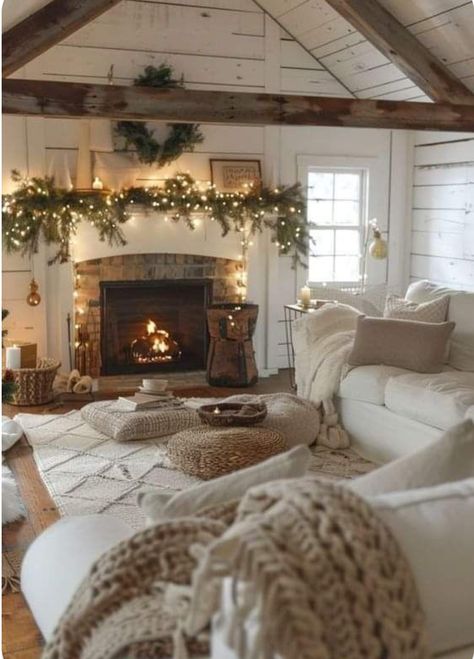 Christmas Mantel Decorations, Cottage Christmas, Christmas Decorations Living Room, Christmas Living Rooms, Christmas Bedroom, Farmhouse Christmas Decor, Decoration Inspiration, Decor Trends, Christmas Decor Ideas