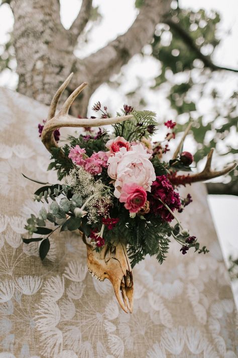 deer skull with flowers wedding decor Antler Wedding Decor, Nordic Wedding, Hunting Wedding, Antler Wedding, Wedding Alters, Wedding Ceremony Decor, Pagan Wedding, Cabin Wedding, Viking Wedding