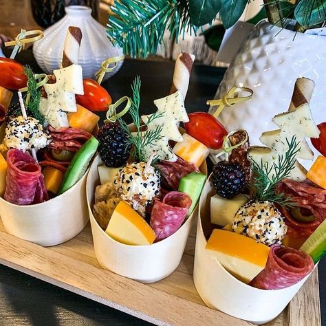 Charcuterie Board Diy, Individual Appetizers, Food Display Table, Charcuterie Appetizers, Charcuterie Display, Charcuterie Board Ideas, Bamboo Cups, Bite Size Appetizers, Christmas Cups