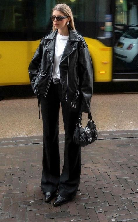 Leather Jacket Chic Outfit, 90s Inspired Winter Outfits, Casual Leather Jacket Outfit Fall, Black Button Up Top Outfit, Winter Outfit Leather Jacket, All Black Cold Weather Outfit, Black Leather Jacket Women Outfit, Edgy Trench Coat Outfit, Black Outfit Aesthetic Casual