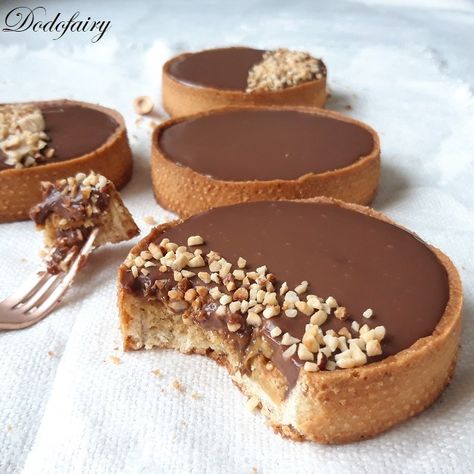 Et voici une nouvelle recette de tartelettes chocolat au lait et noisettes, mon association favorite! Les tartelettes se composent d'une pâte sucrée à la poudre de noisette, d'une crème de noisette, de pâte de praliné et d'une ganache au chocolat au lait.... Milk Chocolate Recipes, Milk Dessert, Sweet Dough, Deviled Eggs Recipe, Sweet Recipes Desserts, Köstliche Desserts, Sweet Tarts, Tart Recipes, Chocolate Hazelnut