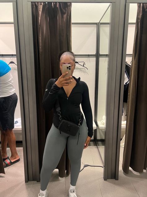 Airport Outfit Black Women Fall, Baddie Rainy Day Outfits, Baddie Chill Outfits, Comfy Outfits Black Women, Airport Outfit Black Women, Gymwear Outfits, Mode Tips, Boujee Outfits, Fitness Wear Outfits