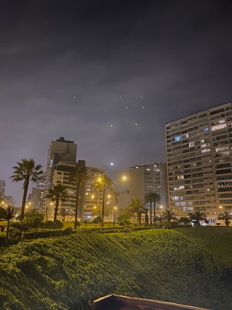 Lima Peru Aesthetic, Peru Aesthetic, Miraflores Lima Peru, Moon Rise, Lima Peru, Instagram Feed, Peru, Selfies, Skyscraper