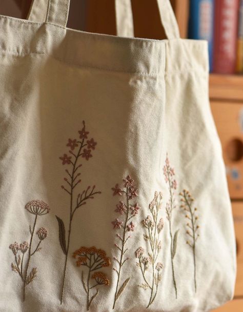 Cross Stitch Patterns Tote Bag Diy Pattern, Diy Embroidery Flowers, Tote Bag Embroidery, Diy Projects Gifts, Clothes Embroidery Diy, Embroidered Tote Bag, Embroidery Materials, Green Cushions, Embroidery Bags