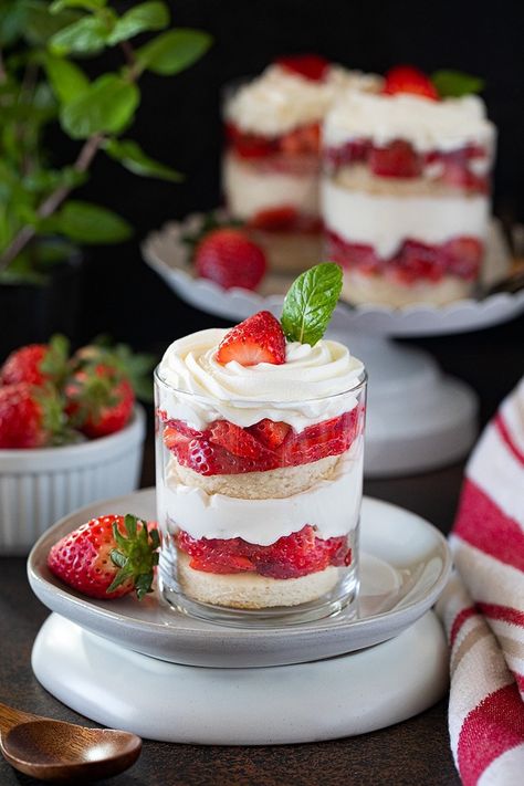 Whip up these fabulous Strawberry And Cream Trifle Cups, and you don’t have to look any further to create something that puts a smile on your loved ones’ faces. #strawberrydessert #strawberryshortcakecups #shortcakcups #valentinedessert #strawberrytriflecups Strawberry Shortcake Trifle Recipe, Strawberry Dessert Cups, Mini Trifle Desserts, Strawberry Cake Aesthetic, Dessert Eggless, Strawberry Shortcake Cups, Shortcake Cups, Trifle Cups, Cake Recipe Strawberry