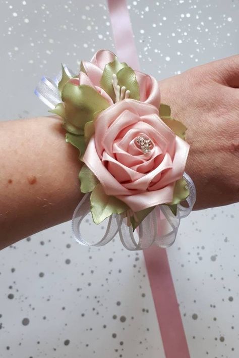 White Rose Blue Ribbon Corsage, Pink And Green Corsage, Diy Corsage Wristlet, Pink Corsage, Rose Wrist Corsage, Corsage Pink, Quince Party, Flower Stamens, Hoco Inspo