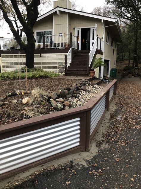 Retaining Wall Privacy Fence, Tin Retaining Wall, Galvanized Metal Planters Outdoor, Galvanized Metal Retaining Wall, Galvanized Retaining Wall, Living Retaining Wall, Corrugated Metal Wall Outdoor, Corrugated Metal Retaining Wall, Corigated Metal Fence Diy