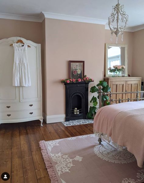 Setting Plaster, Beautiful Bedrooms Master, Calming Bedroom, Pintura Exterior, Bedroom Fireplace, Bedroom Wall Colors, Farrow And Ball, Dining Room Inspiration, Pink Bedroom