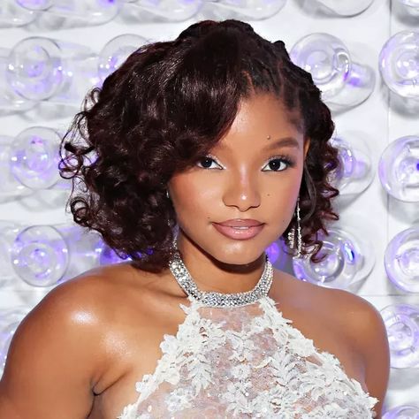 Halle Bailey wears a curly bob-length hairstyle with locs at roots and face-framing layers Hairstyle With Locs, Bob Length, Wavy Layers, Medium Length Layers, Side Swept Curls, Framing Layers, Messy Updo, Face Framing Layers, Halle Bailey