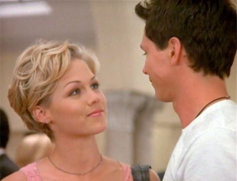 Kelly Taylor Short Hair, Beverly Hills 90210 Kelly, Kelly 90210, Taylor Short Hair, Grunge Hairstyles, Kelly Taylor, Dallas Tv Show, Curly Pixie Cut, Jennie Garth