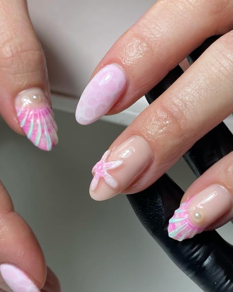 🐚💖 #nails #nailart #nailinspo #nailsofinstagram #nailsnailsnails #summernails #summer #pink #pinknails #mermaid #girlie #cute Hot Pink Mermaid Nails, Mermaid Nails Ideas, Pink Seashell Nails, Pink Mermaid Nails, Pink Beach Nails, Nails 23, Seashell Nails, Cheetah Print Nails, Pink Summer Nails