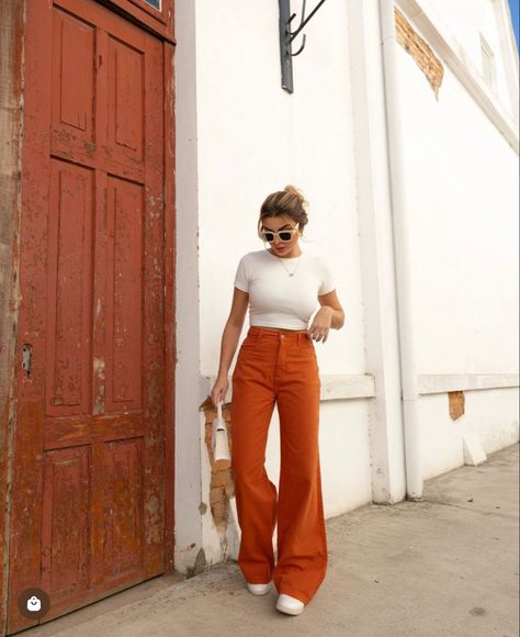 Orange Satin Pants Outfit, Outfits With Orange Pants, How To Style Orange Pants, Pantalon Naranja Outfits, Orange Pants Outfit, Satin Pants Outfit, Corporate Life, Orange Pants, 2024 Style