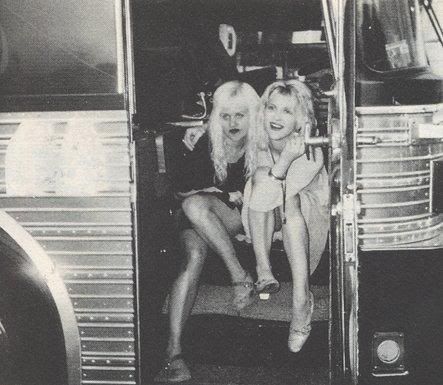 Courtney Love & Kat Bjelland on the Babes In Toyland Lollapalooza tour bus. 1993. Kat Bjelland, Kurt Courtney, Hole Courtney Love, Courtney Love Hole, Kurt And Courtney, Frances Bean Cobain, Love The 90s, Tour Bus, Riot Grrrl