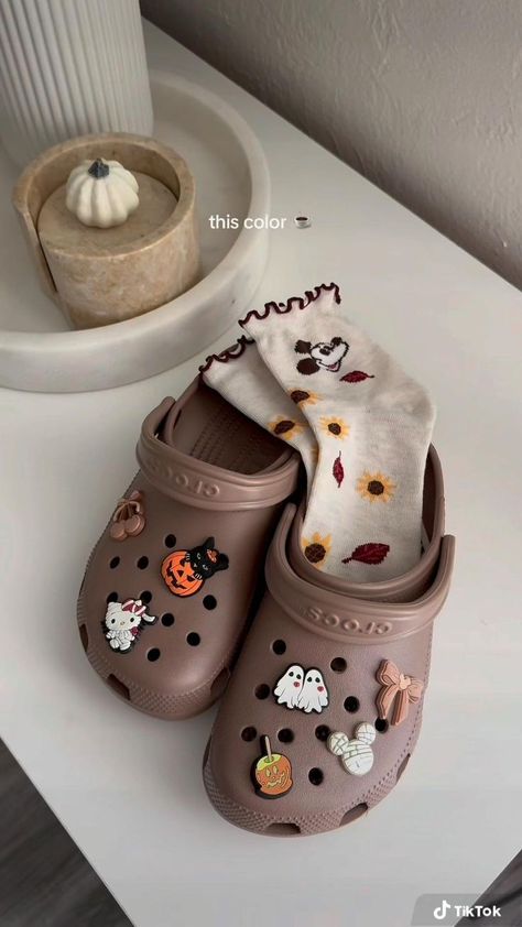 Crocs Style Cute Croc Jibbitz Ideas, Crocs Aesthetic Outfit, Croc Jibbitz Ideas, Fall Clogs, Crocs With Jibbitz, Crocs Aesthetic, Croc Jibbitz, Crocs Fashion, Shoes Fall