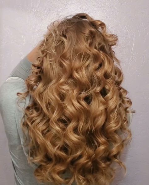 To get these awesome curls, I used the Cozy Curlers tight wrap method overnight! It works great! Pin Curled Hair, How To Get Big Fluffy Curls, Big Perm Curls, How To Get Tight Curls, Tight Curls For Long Hair, Tight Curls Hairstyle, Ringlets Curls, Cozy Curlers, Curls Aesthetic