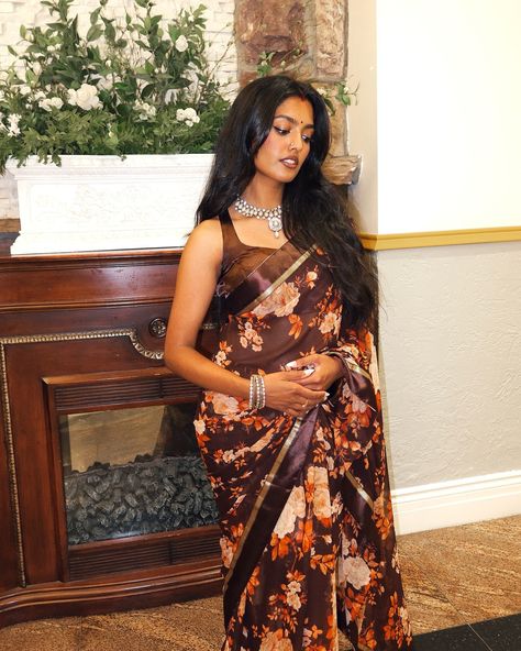 cinnamon girl🤎 Modern Desi Aesthetic, Brown Saree, Maroon Saree, Brown Makeup, Cinnamon Girl, Dresses Traditional, Indian Dresses Traditional, Brown Skin Girls, Desi Style