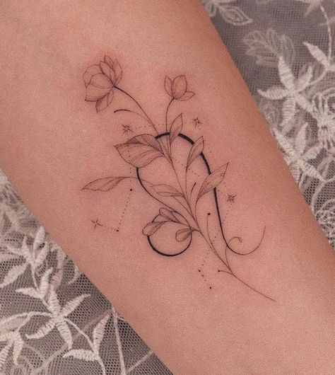 Leo Flower Tattoo Birth Month, Tattoo Ideas Zodiac Signs Leo, Zodiac Signs Flowers Tattoo, Zodiac Sign With Flowers Tattoo, Leo And Flowers Tattoo, Floral Leo Tattoo, Elegant Leo Tattoo, Leo Tattoo Flower, Leo Sunflower Tattoo Zodiac Signs