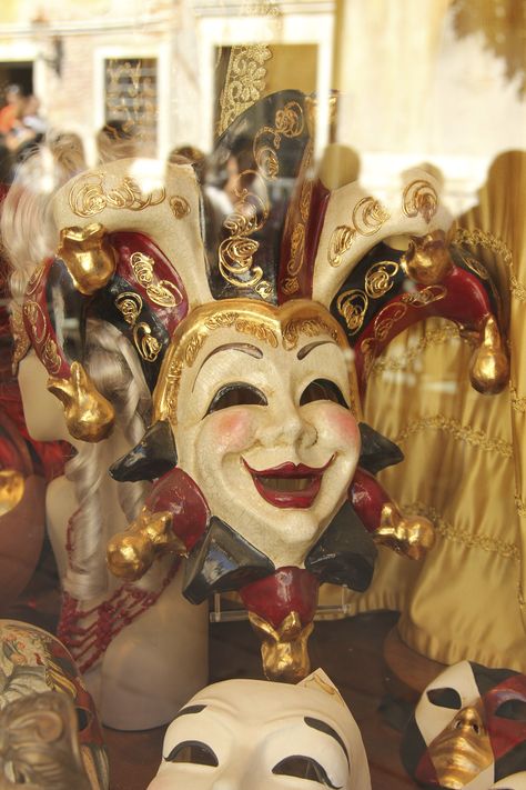 Theatre Art, Venice Carnival Costumes, Dark Circus, Venetian Carnival, Clown Mask, Carnival Of Venice, Venice Carnival, Venetian Masks, Alternative Art