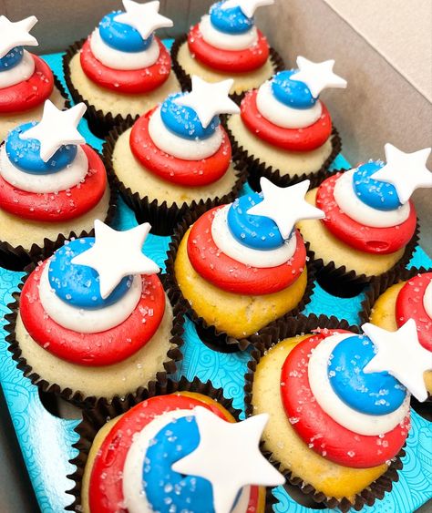 Superhero Desserts, Super Hero Cupcakes, Superhero Birthday Cupcakes, Avengers Cupcakes, Super Hero Cupcake, Marvel Cupcake Ideas, Avenger Cupcake Cake, Captain America Themed Food, Marvel Cupcakes