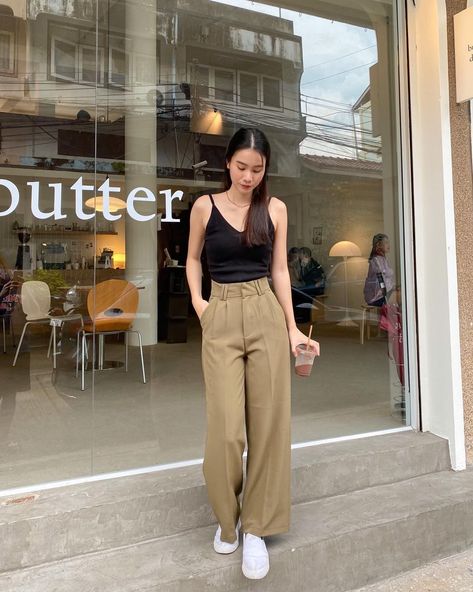 d72fbbccd9fe64c3a14f85d225a046f4desc52861926ri Track Bottoms, Korean Pants, Cargo Sweatpants, Korean Casual Outfits, Trousers Jeans, Wardrobe Tips, Outfits Chic, Classy Work Outfits, Korean Girl Fashion