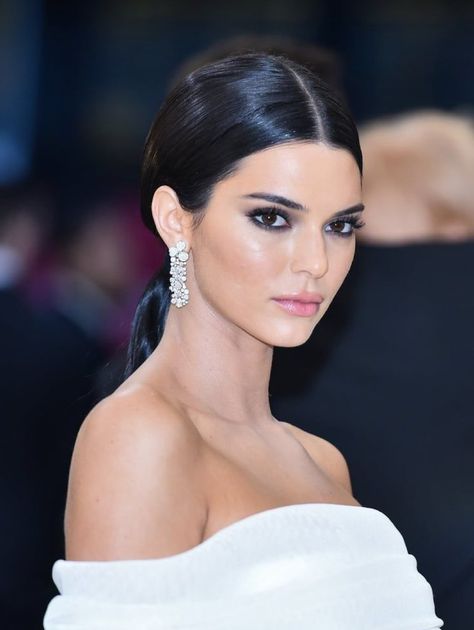 Kendall Jenner Maquillaje, Heavenly Bodies Fashion, Kendall Y Kylie Jenner, Kendall Jenner Face, Kendall Jenner Makeup, Jenner Makeup, Heavenly Bodies, French Twist Hair, Kendall Style