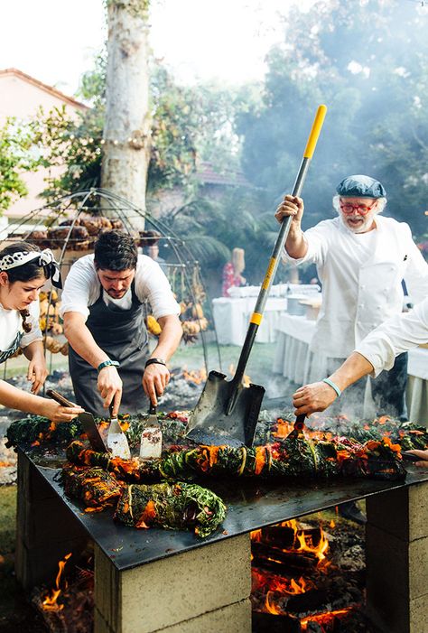 Restaurant Mallmann - Chateau la Coste Rustic Outdoor Cooking, Francis Mallman, Asado Grill, Cooking Over Fire, Wood Fired Cooking, Fire Pit Cooking, Open Fire Cooking, Outdoor Cooking Area, Wood Oven