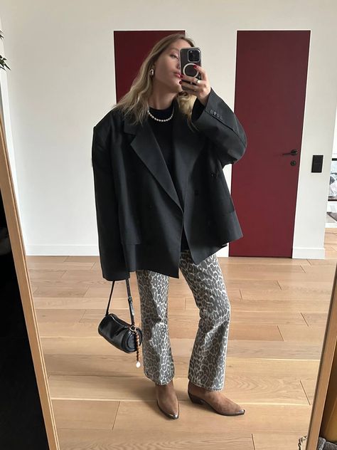 Leopard Jeans Outfit Winter, Ganni Leopard Jeans, Leopard Pants Outfit Winter, Black Wide Leg Pants Outfit Winter, Print Jeans Outfit, Black Wide Leg Pants Outfit, Snake Jeans, Grey Jeans Outfit, Wide Leg Pants Outfit