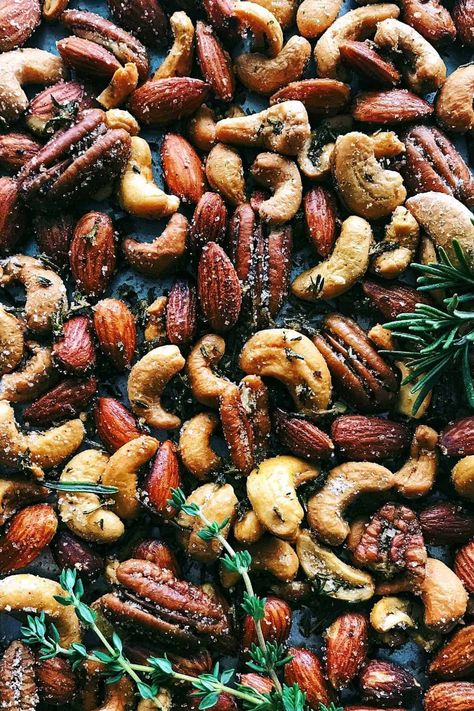 Healthy Nut Mix Recipes, Nut Mix Recipe Healthy, Spiced Nuts Christmas, Spiced Mixed Nuts Recipe, Seasoned Nuts Recipe, Rosemary Recipes Vegetarian, Traeger Sides, Rosemary Pesto, Rosemary Almonds