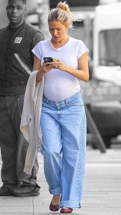 Sienna Miller in New York City, New York on Saturday 23/09/2023 Sienna Miller Pregnant, Sienna Miller Bob, Hot Pregnancy Outfits, Summer Pregnancy Outfits, Pregnancy Fashion Fall, Sienna Miller Style, Casual Maternity Outfits, Winter Maternity Outfits, Preggo Fashion