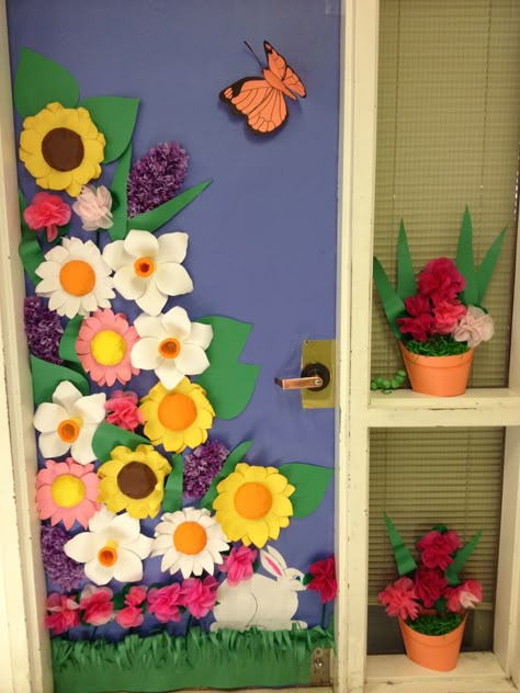 Spring Door contest winner! Spring Classroom Door, Spring Door Decoration, Classroom Decor High School, School Door Decorations, Spring Classroom, Teacher Doors, School Doors, Classroom Decor Themes, Door Decorations Classroom