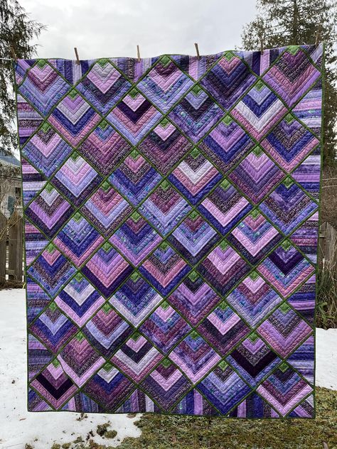 Half Log Cabin Quilt by... - Quilting Patterns & Tutorials Half Log Cabin Quilt, Half Log Cabin, Log Cabin Quilt Pattern, Quilt Block Patterns Free, Purple Quilts, String Quilts, Cabin Quilt, Log Cabin Quilts, Cozy Quilts