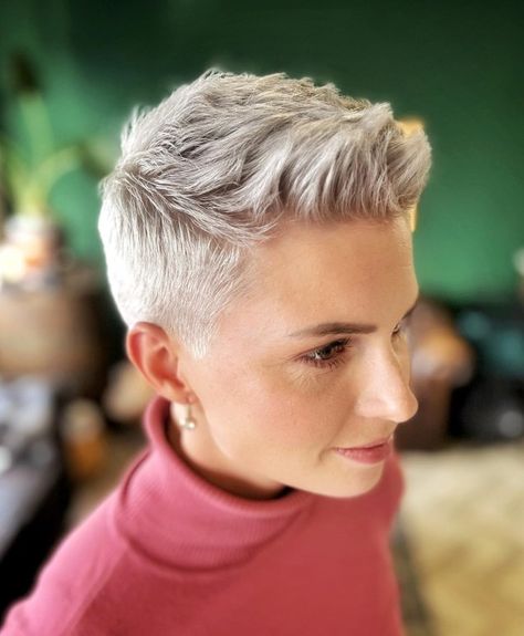 Quiff Haircut Women, Cheveux Courts Funky, Shaved Pixie Cut, Kort Pixie, Very Short Pixie Cuts, Short Cropped Hair, Shaved Pixie, Super Short Pixie, Short Blonde Pixie